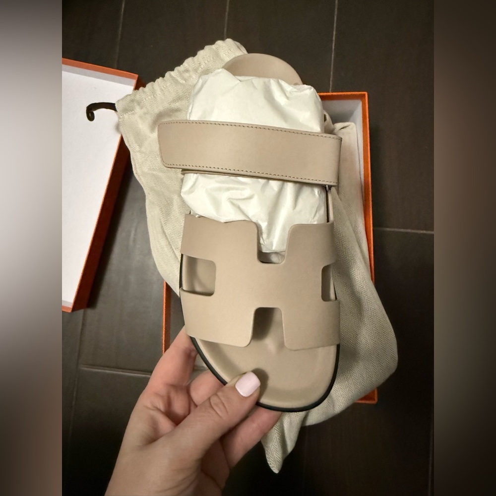 Hermes Chypre sandal. Beige Nomade. New. 40.5